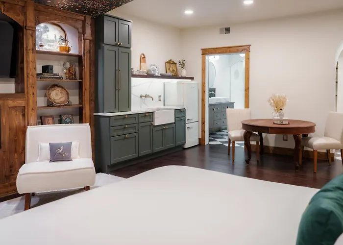 Top Hotels Close to Hilldale Mall, Madison