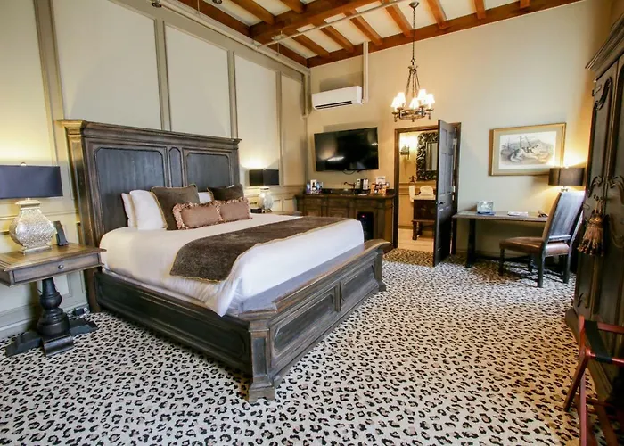 Finest Detroit Luxury Hotels for Opulent Stays